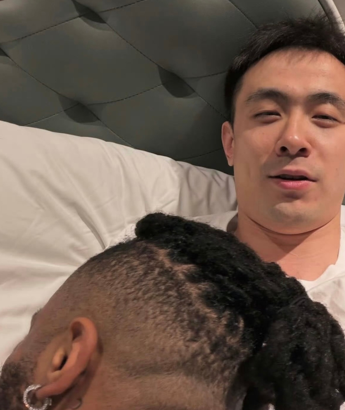 辽宁新CP组合？莫兰德趴在赵继伟身上撒娇，机场落地还聊了一路|杨鸣|辽宁男篮|季后赛|沈阳|球迷_新浪体育_新浪新闻